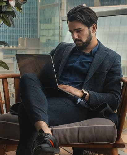 Professionals <br class='hide-on-mobile'/> and CXOs